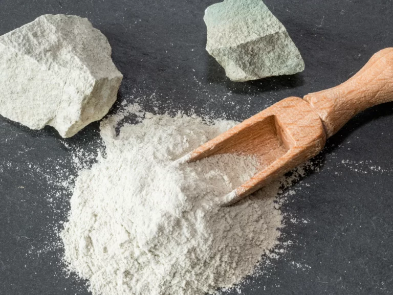 Zeolit to naturalny minerał, który powstaje w wyniku reakcji wulkanicznych i jest złożony z trójwymiarowej struktury mikroporowatej