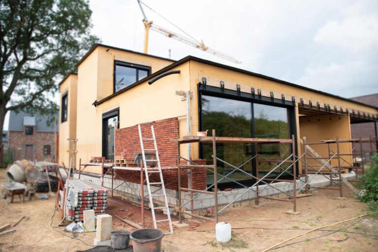 Przygotowanie terenu pod budowę: Kluczowe działania wstępne